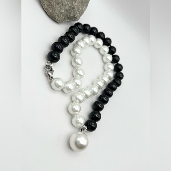 BLACK/WHITE SHELL PEARL NECKLACE - Picture 5 of 11